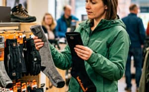 Vrouw vergelijkt twee modellen verwarmde sokken van HeatPerformance