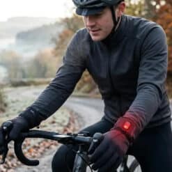 Wielrenner met verwarmde fietshandschoenen.