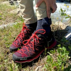 Dunne verwarmde sokken in wandelschoenen bedienen.