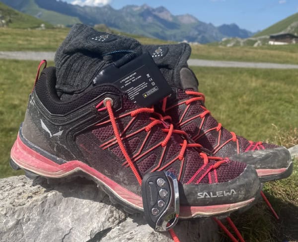 Verwarmde sokken met accu’s in wandelschoenen tijdens een bergwandeling – HeatPerformance®