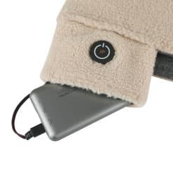 Detail van het HeatPerformance® COMFYseat verwarmde stoelkussen met powerbank-aansluiting en aan/uit-knop