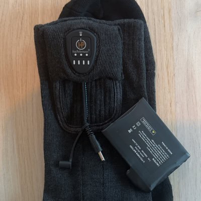 Verwarmde sok met losgekoppelde batterij. Zo bewaar je je sok.