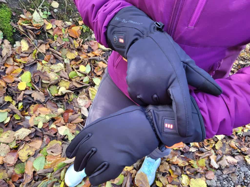 Bedienen van verwarmde handschoenen.