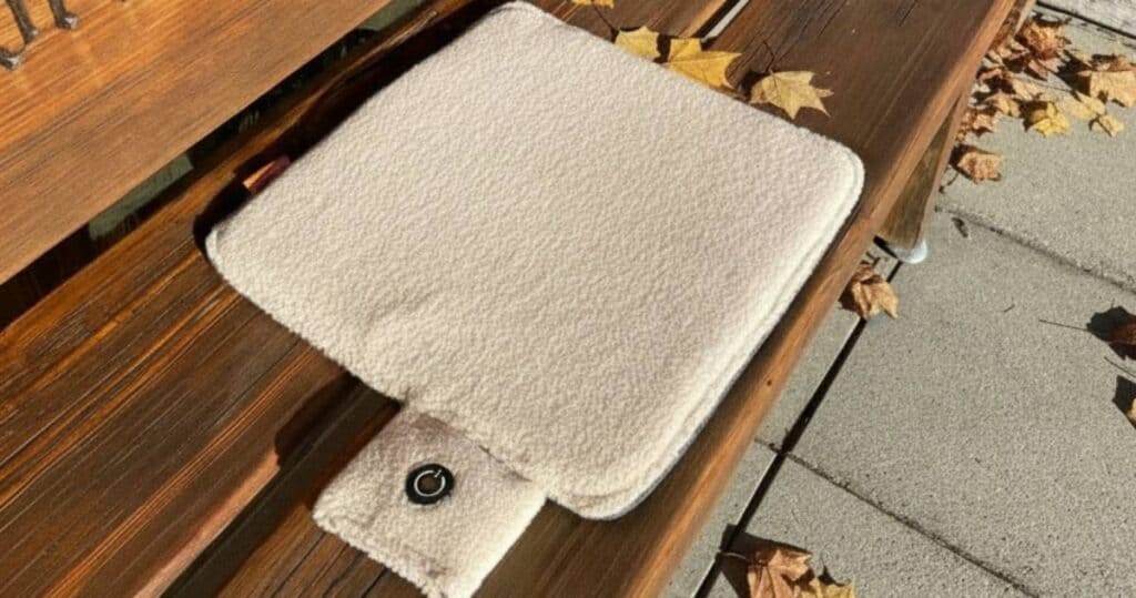 Een verwarmd zitkussen zorgt voor warme billen op een bankje in de natuur.