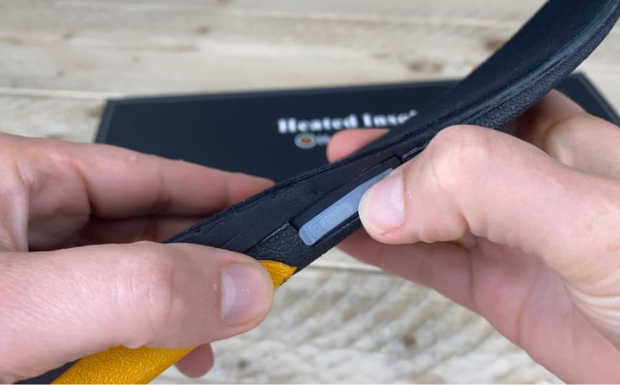 Vrouw drukt op aan/uit knop verwarmde zool.