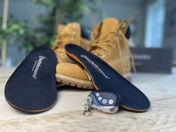 Sfeerfoto uitleg over de werking van verwarmde inlegzolen.