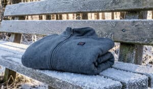 Verwarmd vest op houten bankje in winterse kou