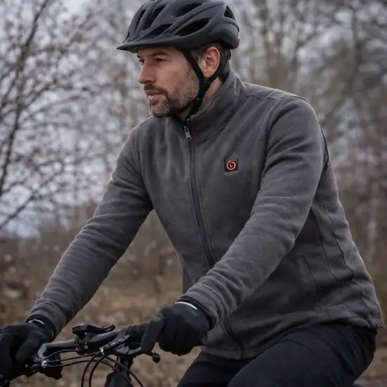 Fietser met verwarmde vest. In het vroege voorjaar.